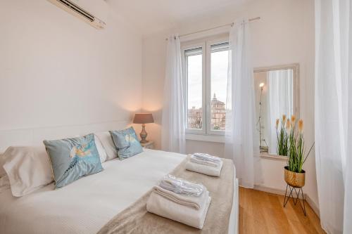 A bed or beds in a room at Milan Royal Suites - Centro Cadorna