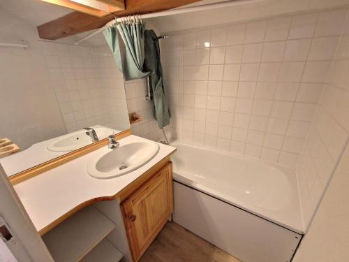 une salle de bain avec un lavabo et une baignoire dans l'établissement Grand appartement 10/12 pers, 5 pièces, proche pistes et centre - FR-1-265-327, à Modane