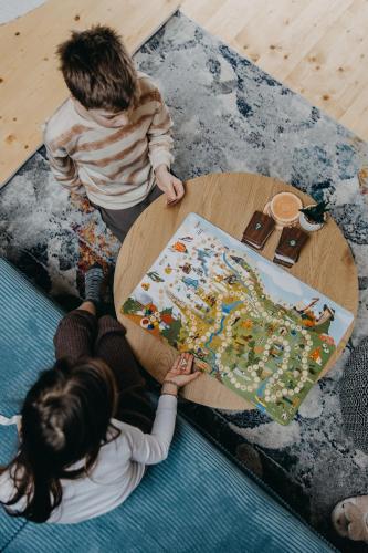 Niños alojados en Jurta v pastvinách