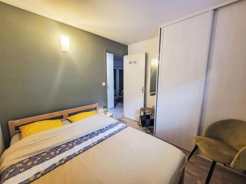 une chambre avec un lit et une chaise dedans dans l'établissement Apartment Les Alizés-1 by Interhome, à Carnac-Plage