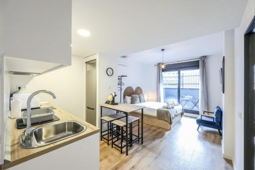 Nhà bếp/bếp nhỏ tại Elegant Studio with Private Terrace by RentitUP