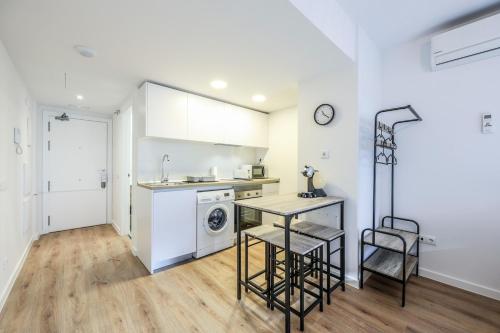 Nhà bếp/bếp nhỏ tại Elegant Studio with Private Terrace by RentitUP