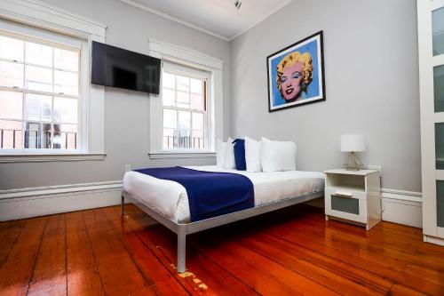 Un dormitorio con una cama y un televisor de pantalla plana. en Convenient Beacon Hill Rental by MGH & TD Garden #5, en Boston