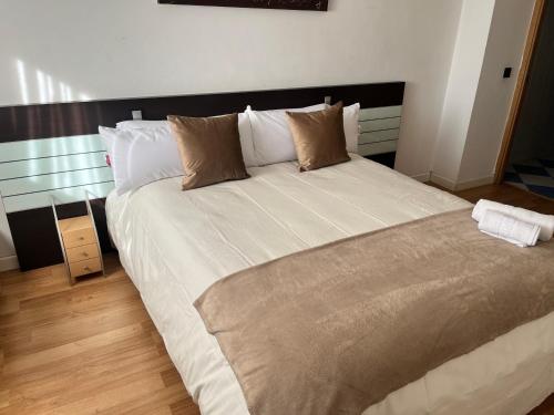 a bedroom with a large bed with white sheets and pillows at Apartamento en Zaragoza-3 in Zaragoza