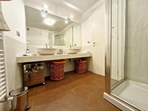 a bathroom with two sinks and a shower at Casa di fronte alle piste da sci campo da golf in Sestriere