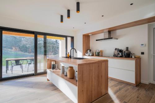 Kuchyň nebo kuchyňský kout v ubytování Ecolodge 4étoiles Luxe, détente et balnéo dans la forêt