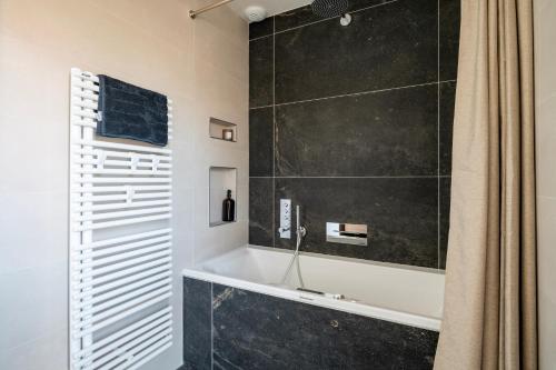 Koupelna v ubytování Ecolodge 4étoiles Luxe, détente et balnéo dans la forêt