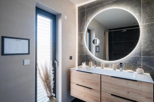 Koupelna v ubytování Ecolodge 4étoiles Luxe, détente et balnéo dans la forêt