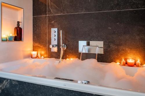 Koupelna v ubytování Ecolodge 4étoiles Luxe, détente et balnéo dans la forêt