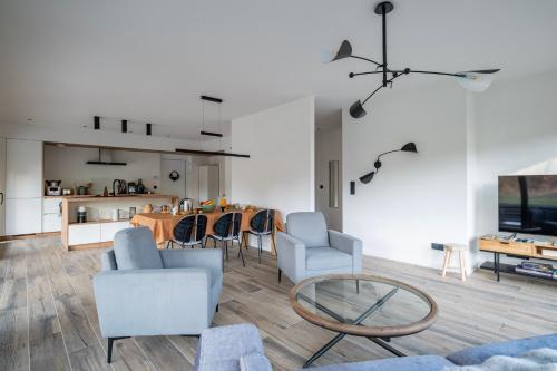 TV a/nebo společenská místnost v ubytování Ecolodge 4étoiles Luxe, détente et balnéo dans la forêt