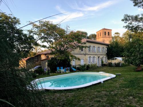 une piscine dans la cour d'une maison dans l'établissement Gîte 2 à 6 personnes près de St EMILION à la campagne, wifi, Clim, piscine, à Lagorce