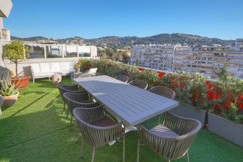- un balcon avec une table et des chaises dans l'établissement IMMOGROOM -Rooftop 150m2 -Terrace 150m2 -Parking -Wifi - AC, à Cannes