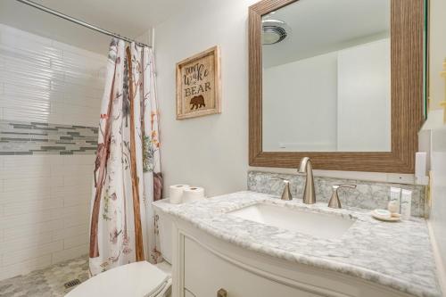 Ένα μπάνιο στο Wintergreen Resort Condo Deck and Golf Course Views