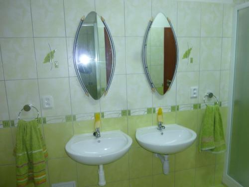 Koupelna v ubytování Guest House U Zlatého Jelena