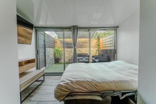 une chambre avec un grand lit et un patio dans l'établissement Joli studio à 400 m de la mer, à La Ciotat