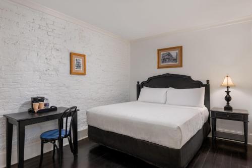 Katil atau katil-katil dalam bilik di Hotel Royal New Orleans
