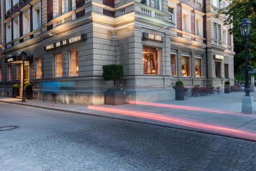 un bâtiment situé sur le côté d'une rue dans l'établissement Parkhotel Traunstein, à Traunstein