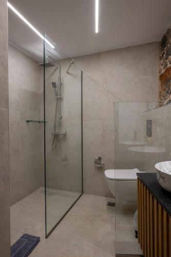Un baño de Agali Luxury Stone Suite & Loft