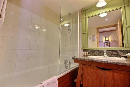 une salle de bain avec une baignoire, un lavabo et une douche dans l'établissement ARC 1950, Exposition Sud, Vue Pistes de skis & Montagnes, à Arc 1950