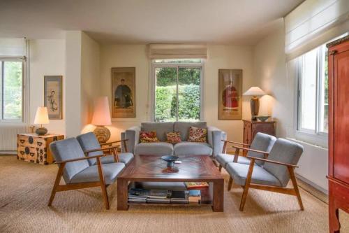 un salon avec un canapé et deux chaises dans l'établissement Oasis moderne avec piscine chauffée au coeur de la ville d'hiver, à Arcachon