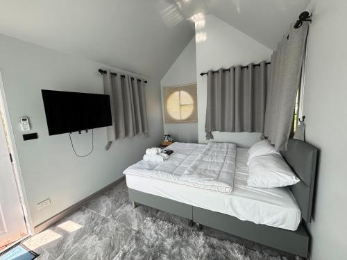 Postel nebo postele na pokoji v ubytování วิวเขาฟินเวอร์