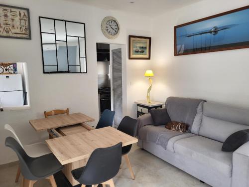 un salon avec un canapé et une table dans l'établissement maison à Cavalaire sur mer, à Cavalaire-sur-Mer