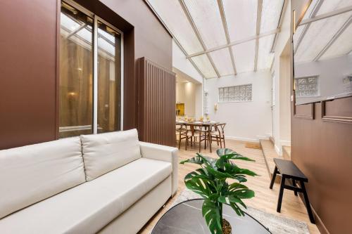 a living room with a white couch and a table at L'escale - Proche ORLY - Paris - RER C in Villeneuve-le-Roi