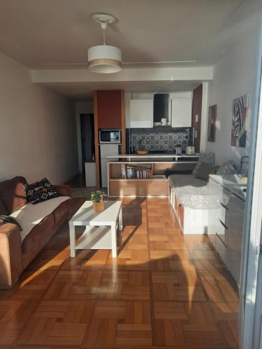 un salon avec un canapé et une table dans l'établissement Nice baie des Anges promenade des anglais, à Nice