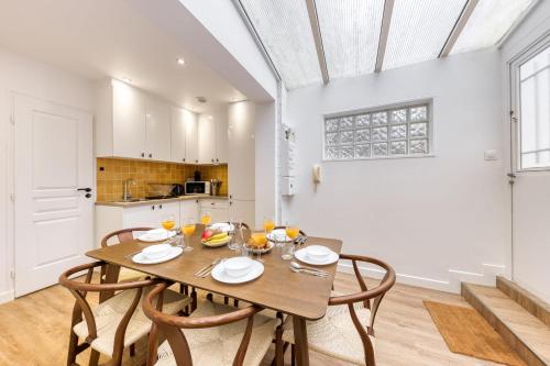 a dining room with a wooden table and chairs at L'escale - Proche ORLY - Paris - RER C in Villeneuve-le-Roi