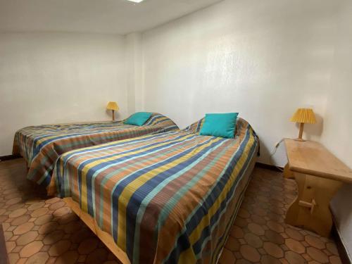 - une chambre avec 2 lits dotés d'oreillers bleus dans l'établissement Maison studio mezzanine - Gruissan GN020-095, à Gruissan