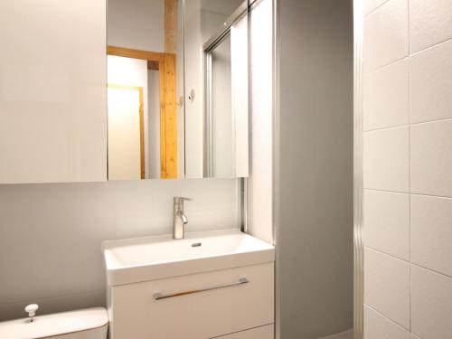 une salle de bain blanche avec un lavabo et un miroir dans l'établissement Mont-Dore T2 Duplex, Balcon, 6 Pers, Équipé - FR-1-608-156, à Le Mont-Dore