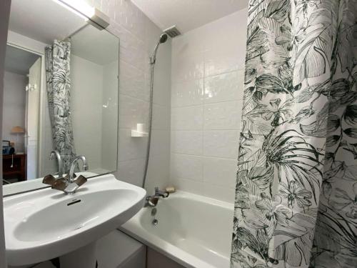 une salle de bain avec un lavabo et un rideau de douche dans l'établissement Maison studio mezzanine - Gruissan GN020-095, à Gruissan