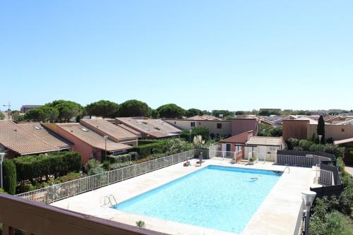 - une vue sur la piscine dans une maison dans l'établissement Maison studio mezzanine - Gruissan GN020-095, à Gruissan