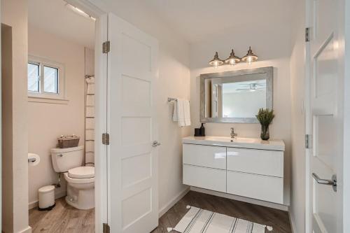 Ένα μπάνιο στο Cozy Stylish Home in Round Rock!