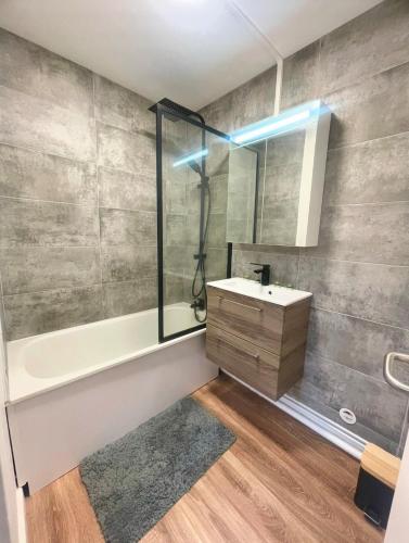 une salle de bain avec une baignoire, un lavabo et une douche dans l'établissement Cocon amiénois de standing, à Amiens