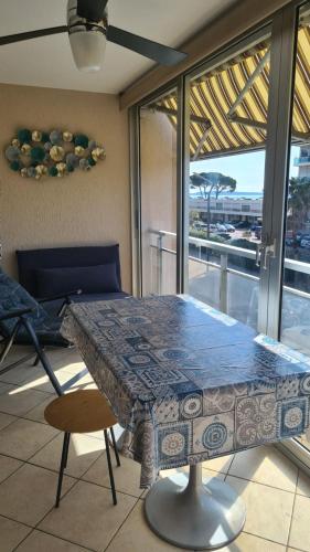 - une table dans une chambre avec une grande fenêtre dans l'établissement Sea Pearl apartment Cannes, à Cannes