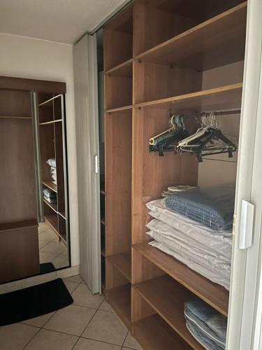 - un dressing avec quelques serviettes dans l'établissement Sea Pearl apartment Cannes, à Cannes