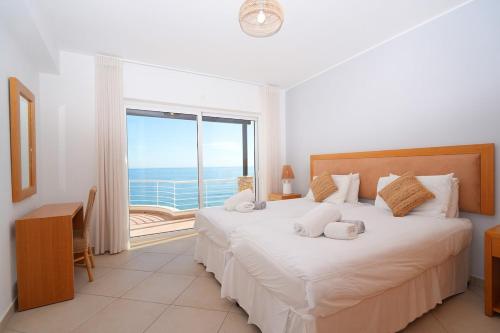 Postel nebo postele na pokoji v ubytování Simply Salema - Casa das Estevas - Beach Villa