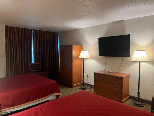 Katil atau katil-katil dalam bilik di Galesburg Extended Stay