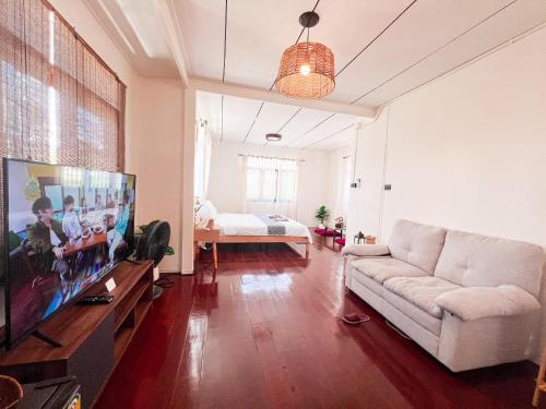 a living room with a couch and a flat screen tv at Aimei Bang Saray in Bang Sare