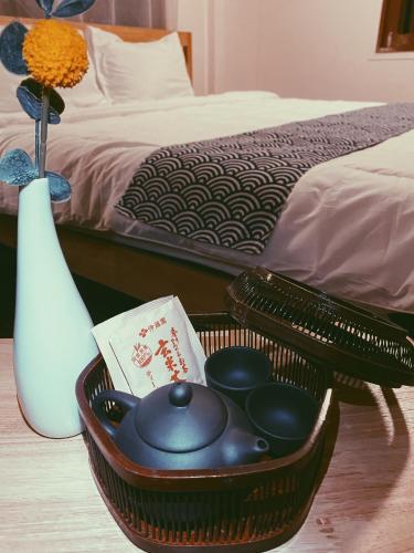 a basket filled with dishes next to a bed at Aimei Bang Saray in Bang Sare