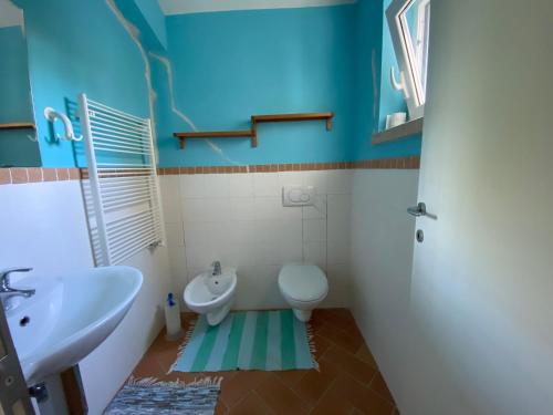 a bathroom with a toilet and a sink at Villa trilocale CON SPIAGGIA E PISCINA incluse - Taunus Vacanze Villa Primule in Numana