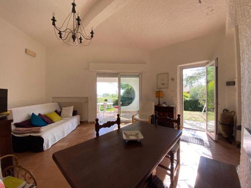 a living room with a couch and a table at Villa trilocale CON SPIAGGIA E PISCINA incluse - Taunus Vacanze Villa Primule in Numana