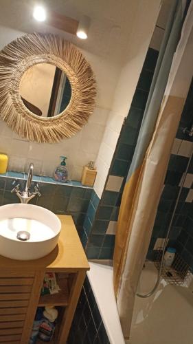 une salle de bain avec un lavabo et un miroir dans l'établissement T2 -Cosy and Comfort in Paris - Montmartre, à Paris