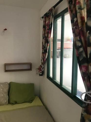 Cette chambre dispose d'une fenêtre et d'un canapé. dans l'établissement T2 -Cosy and Comfort in Paris - Montmartre, à Paris