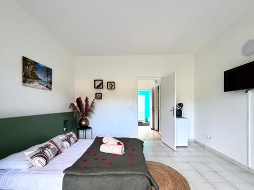 Grand-BourgにあるLa Bulle de Maloma - Piscine, Plage, Espace transat réservéの部屋の中に大きなベッドがある寝室