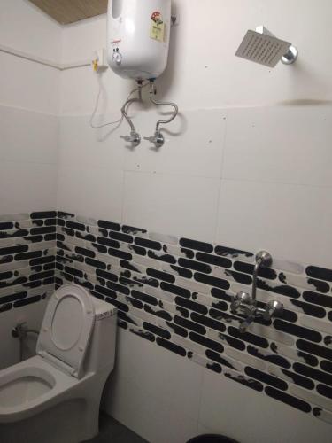 Ένα μπάνιο στο MOUNTAIN INN Bikash Homestay