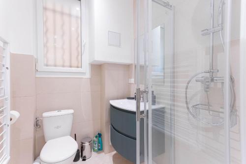 une salle de bain avec toilettes et douche en verre dans l'établissement Leandre Sardou by Halldis, à Cannes