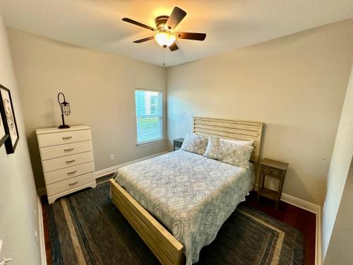Un dormitorio con una cama y un ventilador de techo. en Available for Season! Ocean Spray 30A at Cypress Breeze Plantation, en Santa Rosa Beach