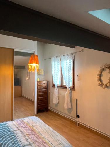 une chambre avec un lit, une commode et une fenêtre dans l'établissement Villa avec piscine, à Martignas-sur-Jalle